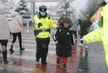 龙口开学第一天！“神兽”归巢，交警冒雪护学保平安！——龙口网